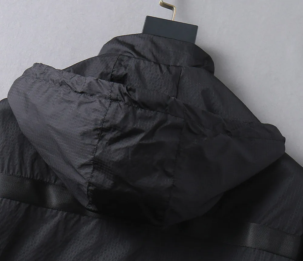 Burberry's 2026 early autumn counter New Arrival casual fashion jacket has an ultra-avant-garde design style, is delicate and comfortable, and is very lightweight and not easy to wrinkle. Multiple craftsmanship. The overall design is quite visual. The upper body is casual and stylish, with a certain degree of stiffness. It is definitely recommended for the temperament that is at the forefront of fashion. It is a must-have for urban leisure. Size M-XXXL